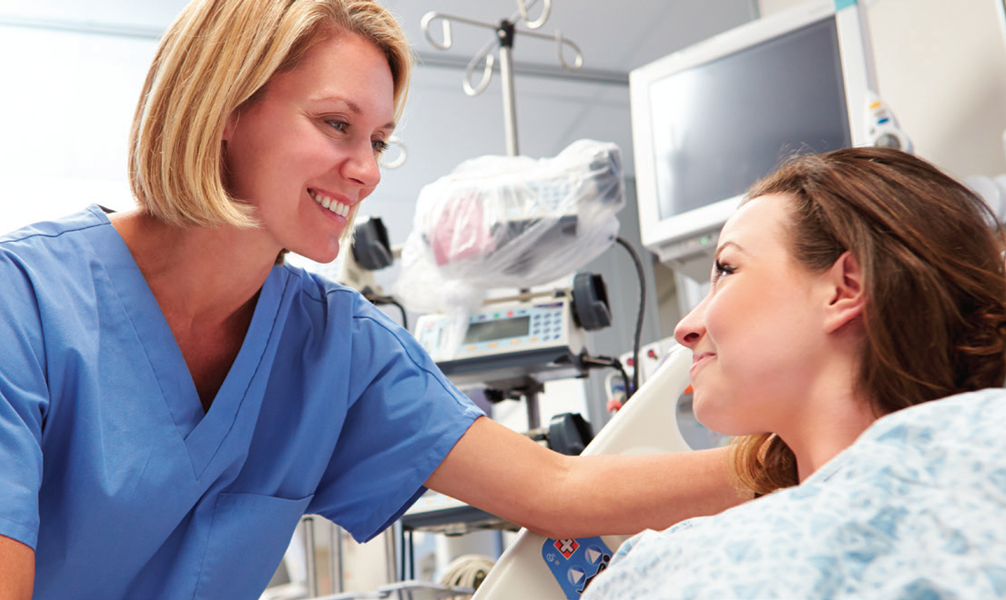 Aide-soignante échangeant avec une patiente 